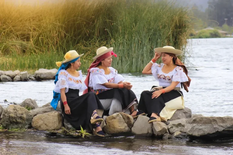 mujeres-otavalo-vestimenta-tipica